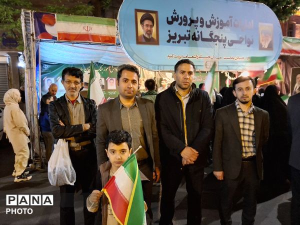 غرفه جهادی آموزش و پرورش ناحیه ۴ تبریز با حضور معلمان فعال علمی و فرهنگی، در میدان ساعت تبریز