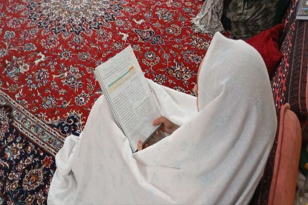 اعتکاف دانش‌آموزی در مسجد جامع شهر بار نیشابور 