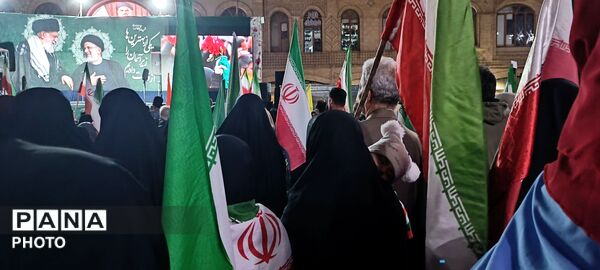 مردم یکن‌آباد در میدان امام، پیمانِ دوباره با شهدا بستند