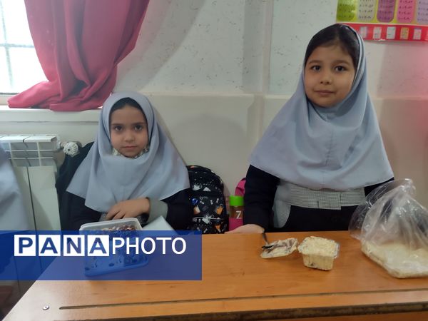  جشنواره غذای سالم در دبستان شاهد حاج تقی آقا بزرگ ناحیه یک مشهد 