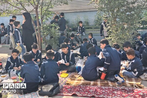 تجربه لحظاتی شاد در مدرسه شهید حاج جعفری به مناسبت روز جهانی غذا و بهداشت روان