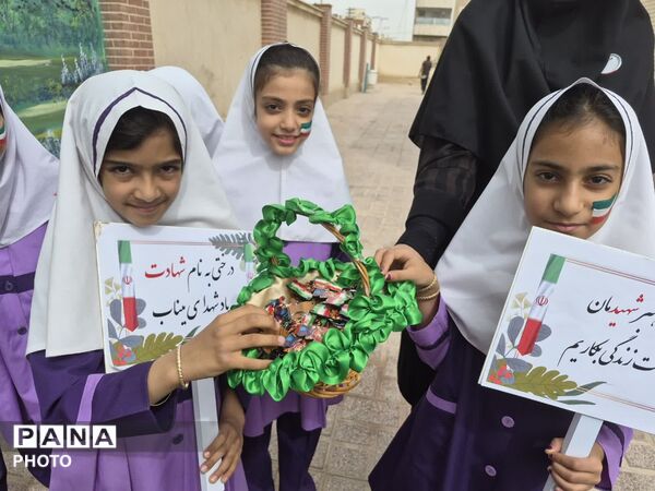 کاشت نهال به یاد نوگلان شجره طیبه میناب در دبستان اندیشه ناحیه یک یزد