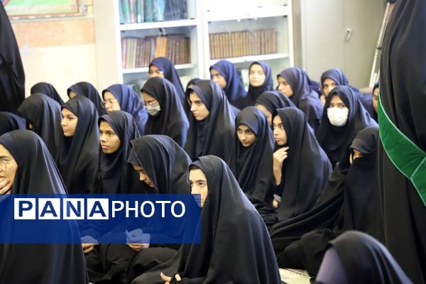 نشست پرسش و پاسخ با حضور نماینده ولی فقیه در استان و امام جمعه در دبیرستان نمونه فرهنگ