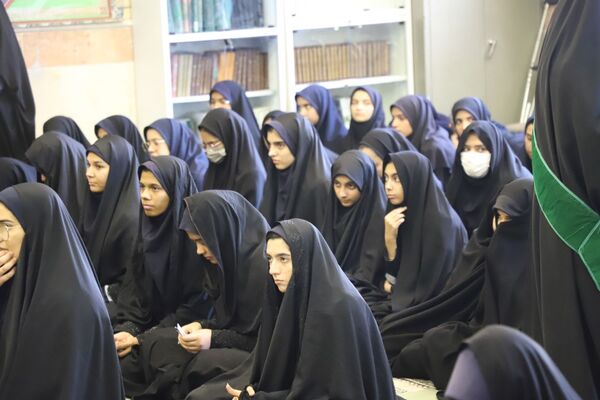 نشست پرسش و پاسخ با حضور نماینده ولی فقیه در استان و امام جمعه در دبیرستان نمونه فرهنگ