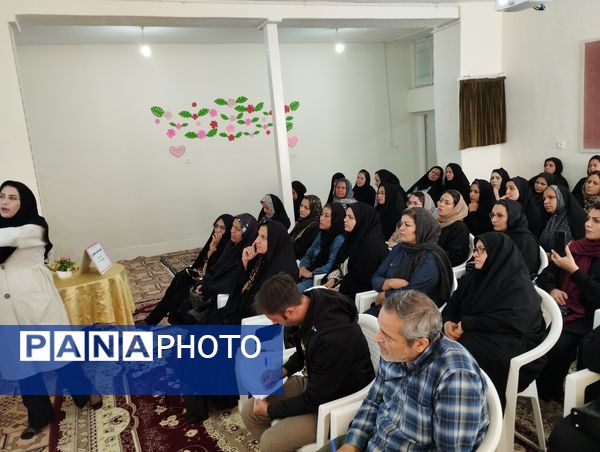 جلسه آموزش خانواده در دبیرستان دخترانه رفعت