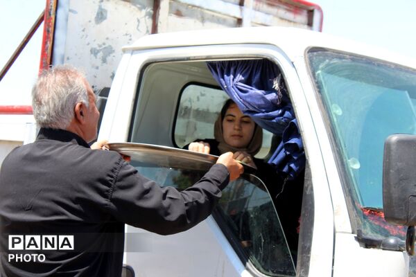 پذیرایی یاران خراسانی از زائران رهبر شهید در مهمانک