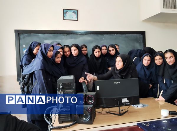 نمایشگاه هنرهای دستی هنرجویان هنرستان آفرینش منطقه رضویه 