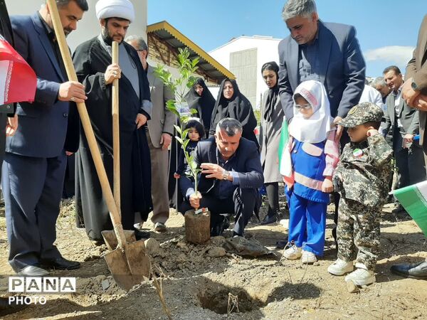 کاشت ۴۰ اصله نهال  به مناسبت چهلمین روز شهادت‌ قائد امت اسلامی ودانش آموزان میناب در تالش