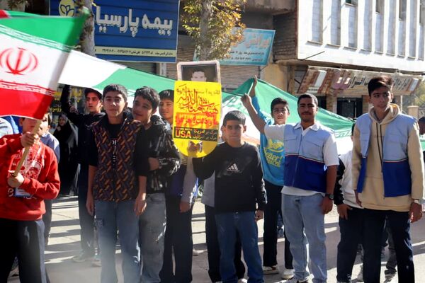 فریاد مرگ بر آمریکا در کوهدشت ؛ حماسه حضور دانش آموزان در سیزده آبان