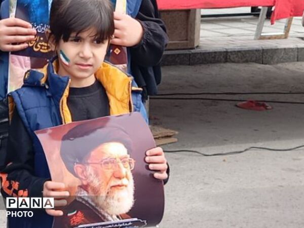 بیعت دانش آموزان دبستان نرجس با رهبر انقلاب