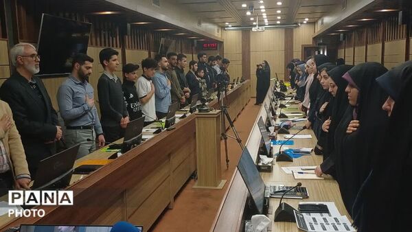 تقدیر از دانش‌آموزخبرنگاران، نمایندگان مجلس و مجامع دانش‌آموزی در نشست گفت‌وگوی بین‌نسلی تهران