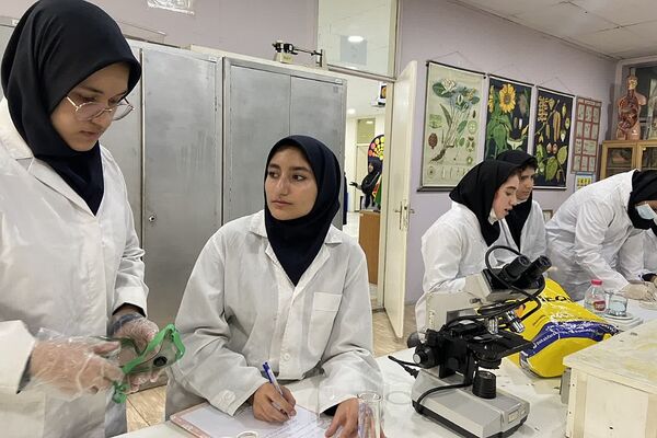 مسابقات دانش‌آموزی در پژوهشسرای بصیرت دختران