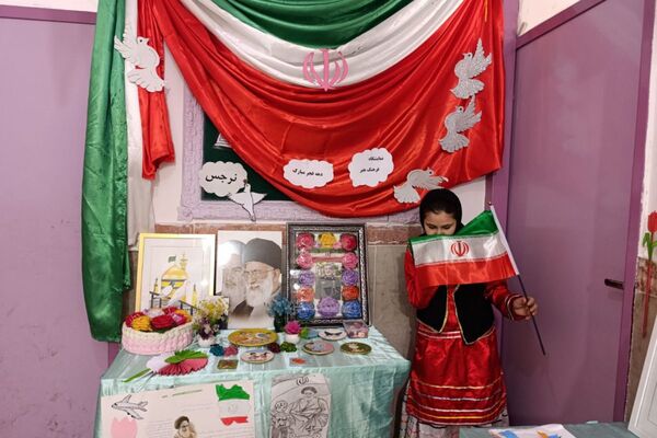 نمایشگاه آثار هنری دانش‌آموزان در دبستان نرجس بهارستان‌دو