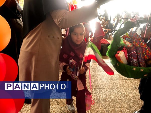 جشن شکوفه‌ها و طنین زنگ مهر در مدرسه فاطمه‌ الزهرا شهرستان جاسک