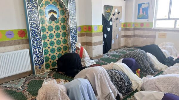 نماز مادر و دختری به مناسبت روز دانش‌آموز در دبستان دخترانه اندیشه