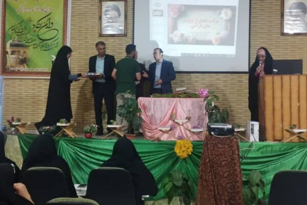 تقدیر از مدیران قرآنی ناحیه چهار شیراز در دبیرستان شاهد ۱۴