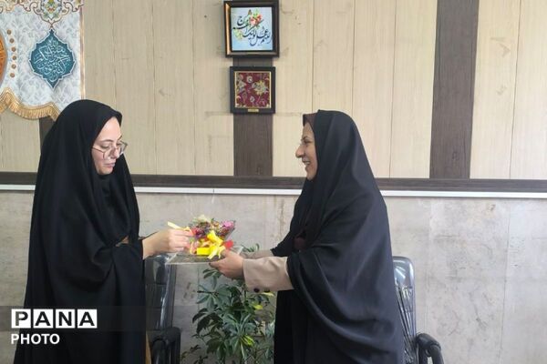 تجلیل روز مشاور و میلاد امام رضا(ع) با تقدیر از همکاران اداره آموزش و پرورش ناحیه یک شهرری