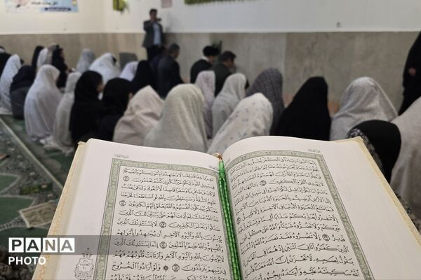 اقامه نماز جماعت ظهر در جمع دانش‌آموزان مدرسه شمس تبریزی