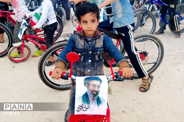 یادبودی در مسیر دوچرخه برای قهرمانان کوچک میناب