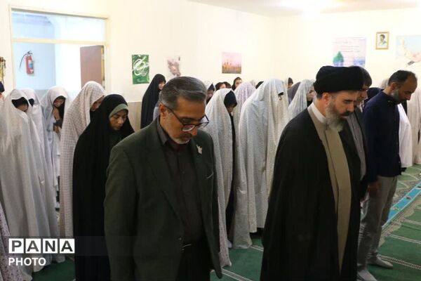 اقامه نماز جماعت ظهر در جمع دانش‌آموزان مدرسه شمس تبریزی