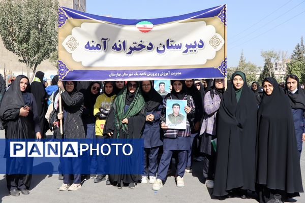حضور پرشور دانش‌آموزان و مسئولین در راهپیمایی ۱۳ آبان در ناحیه یک بهارستان