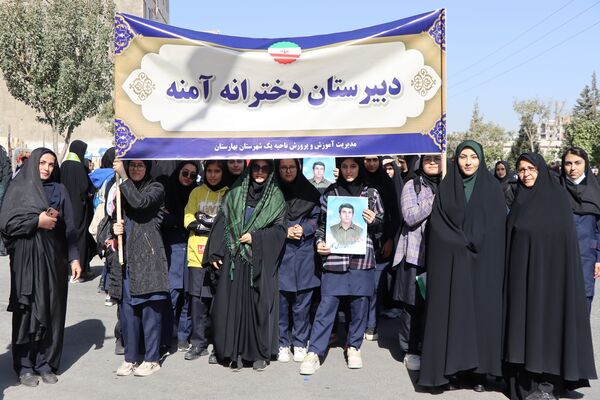 حضور پرشور دانش‌آموزان و مسئولین در راهپیمایی ۱۳ آبان در ناحیه یک بهارستان