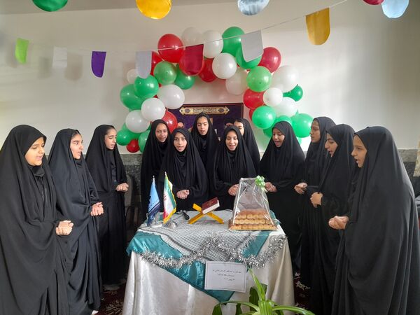 نواخته شدن زنگ گلبانگ انقلاب اسلامی در دبیرستان پگاه روستای مارکده