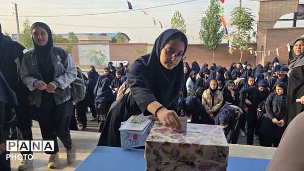  انتخابات همیار مشاور مدرسه اصغر سعادت با مشارکت دانش‌آموزان