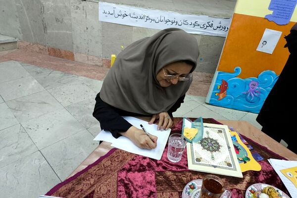 کافه کتاب کانون پرورش فکری اندیشه میزبان شاعر نوجوان