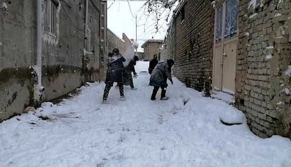 بارش اولین برف در بهمن ماه در شهر بار 
