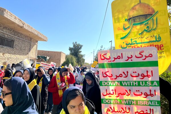 حضور حماسی دانش‌آموزان در راهپیمایی باشکوه ۱۳ آبان ماه در سورمق