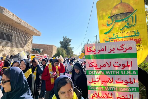 حضور حماسی دانش‌آموزان در راهپیمایی باشکوه ۱۳ آبان ماه در سورمق