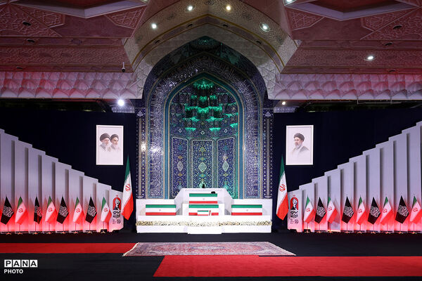 ادای احترام سران قوا و جمعی از مسئولان نظام بر پیکر مطهر رهبر شهید انقلاب