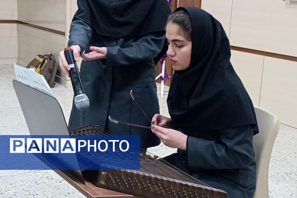 جشن یاوران انقلاب در دبیرستان محبی نیشابور 