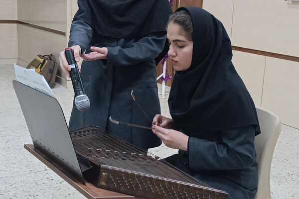 جشن یاوران انقلاب در دبیرستان محبی نیشابور 