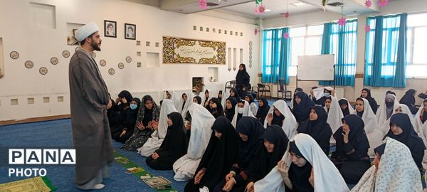 برپایی نماز جماعت با حضور پرشور دانش‌آموزان دبیرستان تیمسار فلاحی ناحیه 1 کرج 