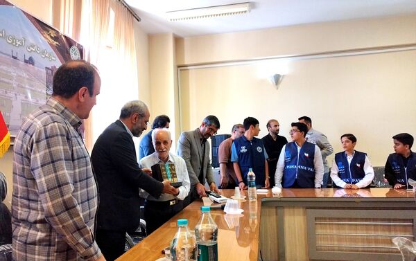 نشست صمیمانه فرماندار اصفهان با دانش آموز خبرنگاران پانای استان اصفهان به مناسبت روز خبرنگار