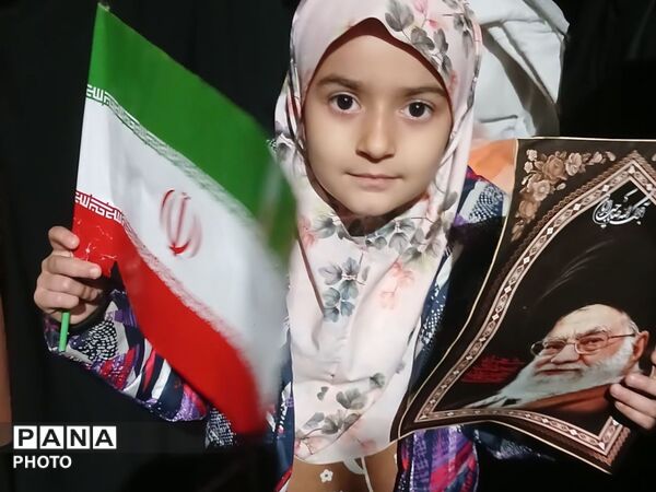 بیعت دانش آموزان دبستان نرجس با رهبر انقلاب