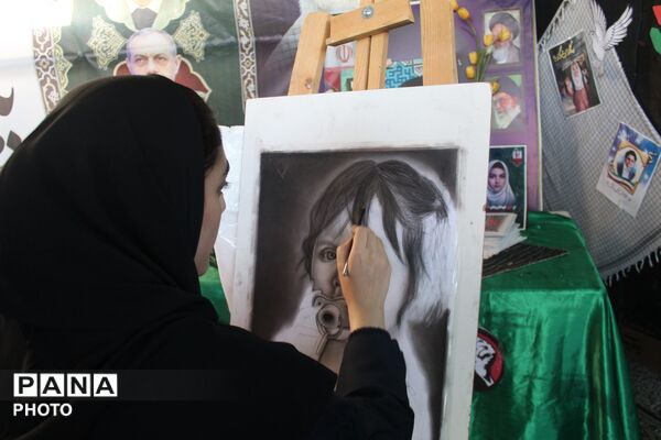فاروج در روز تشییع پیکر رهبر شهید همچنان در حال خدمت رسانی به زائران