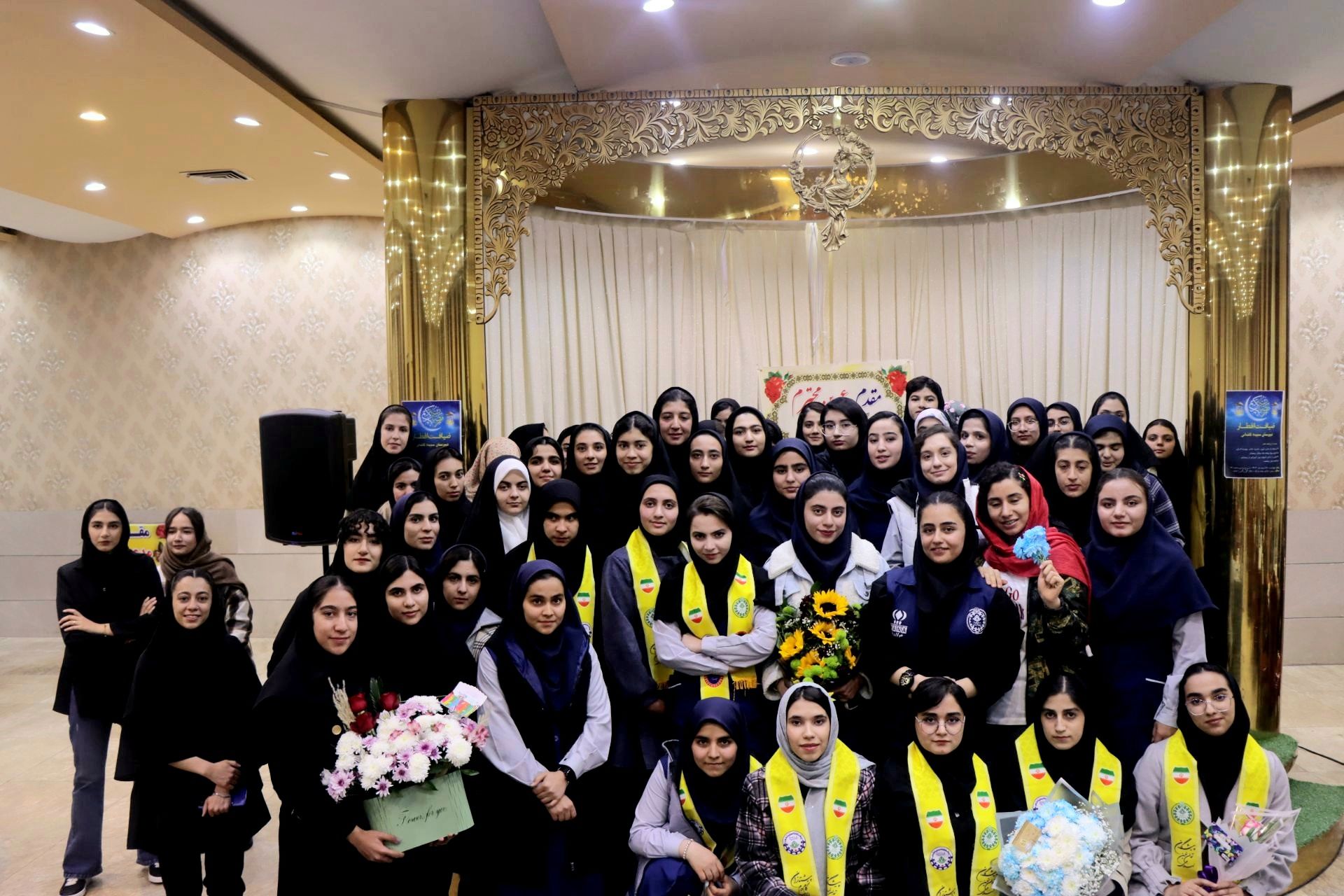 جشن فارغ‌التحصیلی دانش‌آموزان دختر بروجنی