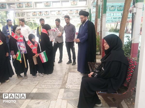 آیین گلباران مزار شهدا در سالروز تاسیس سازمان دانش‌آموزی