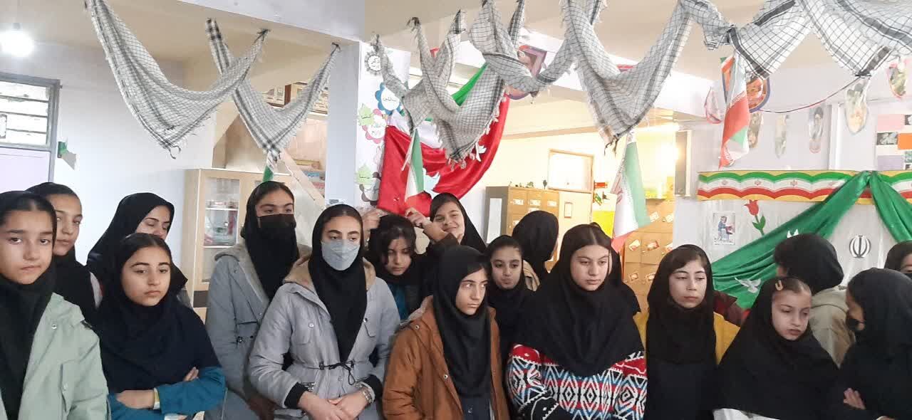 نمایشگاه انقلاب در مدرسه حضرت خدیجه(س) شیروان 