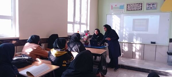 دومین جلسه هدایت تحصیلی پایه نهم در دبیرستان مادرمهربان خلیل آباد