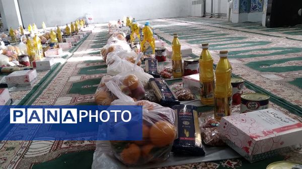 اهدای بسته‌های یلدایی به خانواده‌های کم برخوردار در شب یلدا