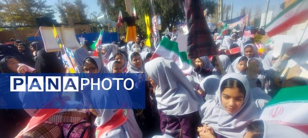 حضور پرشور دانش آموزان مدارس شهرستان خاتم در راهپیمایی ۱۳ آبان 