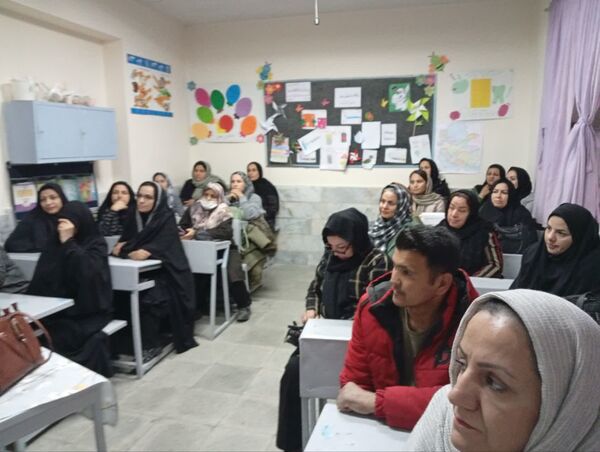 دومین جلسه انجمن اولیا در دبستان سمیه کاشمر