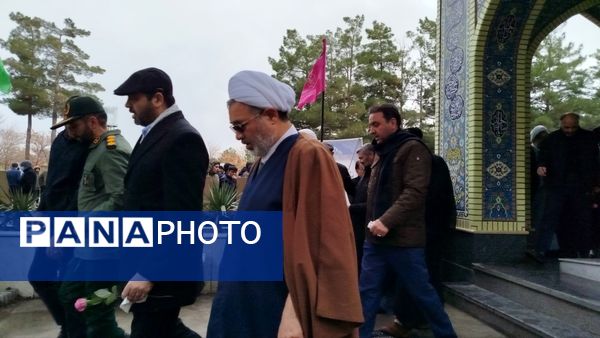 غبار روبی و عطر افشانی گلزار شهدا  در نیشابور 