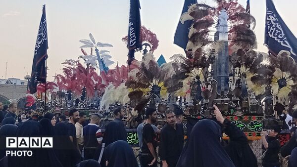 بیرق سیاه عزا در شب اول محرم بر گنبد ملکوتی امام هشتم برافراشته شد
