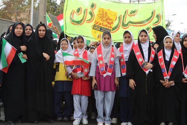 حضور پرشور دانش‌آموزان شهرستان صالح‌آباد در راهپیمایی روز ۱۳ آبان