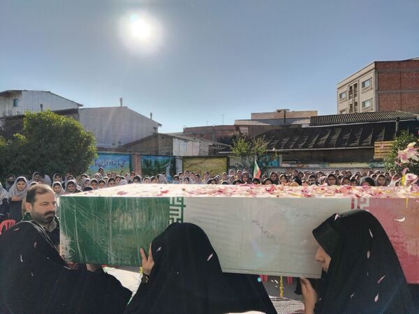 دبیرستان نجم میزبان پیکر یک شهید گمنام شد